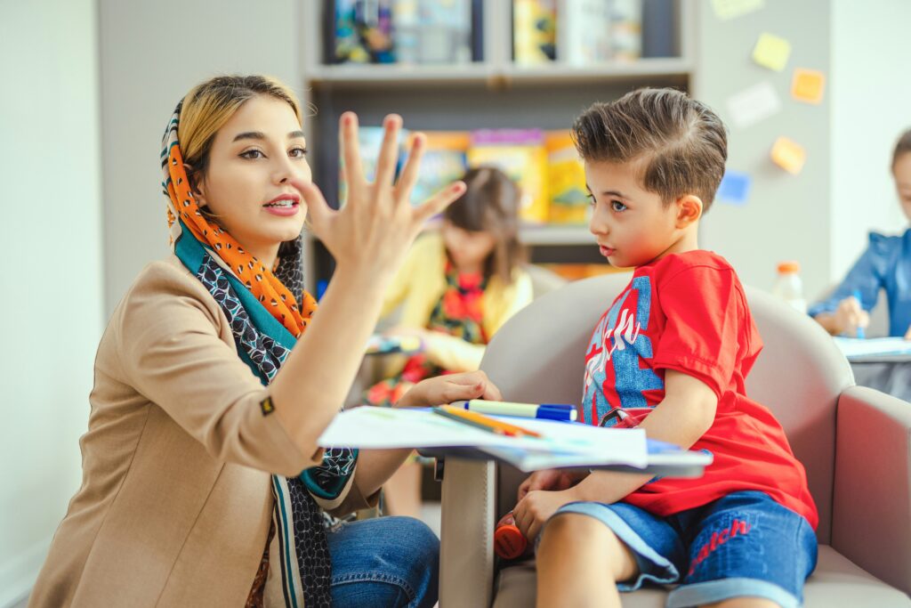 Tamaulipas aprueba maestros sombra para apoyar a estudiantes con autismo y fortalecer la educación inclusiva en escuelas públicas.