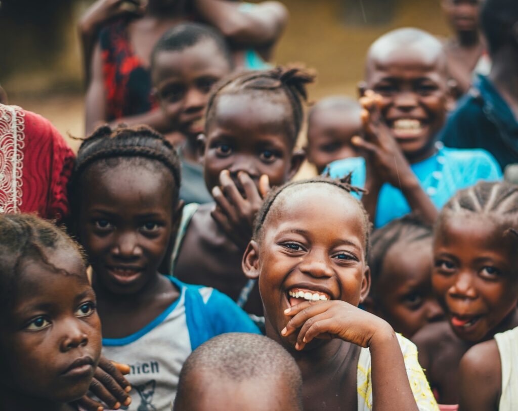 La jefa tradicional Theresa Kachindamoto transformó comunidades en Malawi al anular miles de matrimonios infantiles y defender la educación.